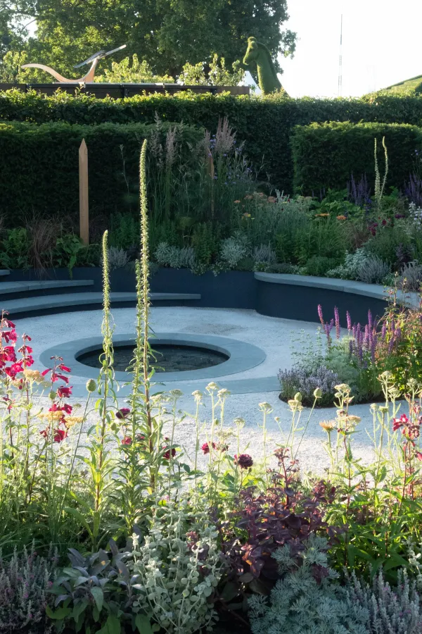 Curved gardens are back in a big way